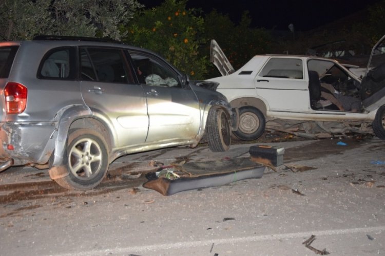 Antalya'da cip ile otomobil kafa kafaya &ccedil;arpıştı: 2 &ouml;l&uuml;, 3 yaralı