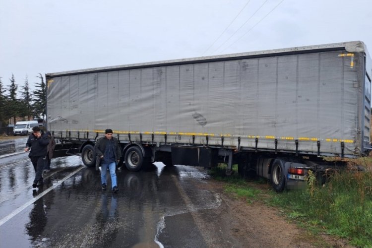 Tekirdağ'da sağanak yağışta kayan tır yolu ulaşıma kapattı