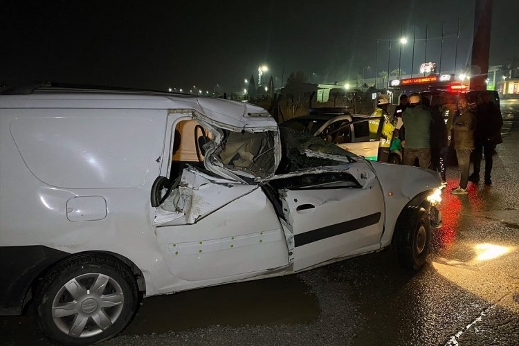 İzmir'de zincirleme trafik kazası: 3 yaralı