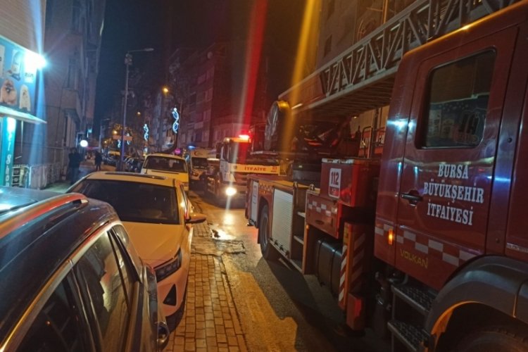 Bursa'da apartmanın bodrum katında &ccedil;ıkan yangın mahalleliyi ayağa kaldırdı