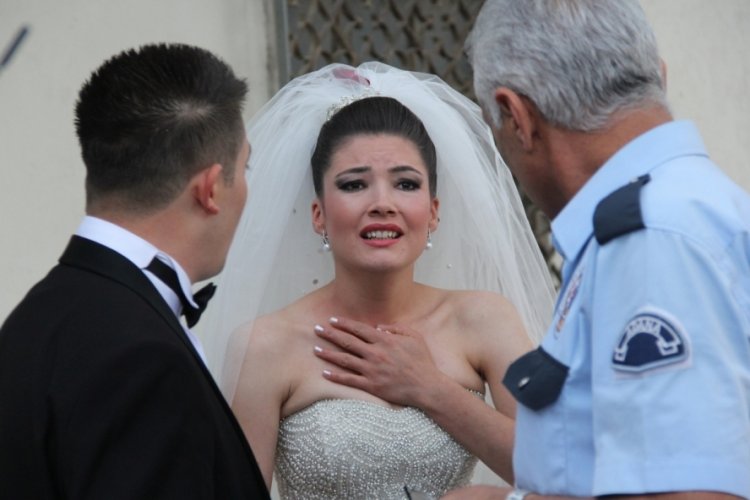 Adana'da gelin arabalarının camları kırılmaz yapıldı