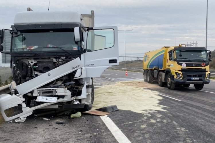 Kocaeli'nde kamyonlar &ccedil;arpıştı: 3 yaralı