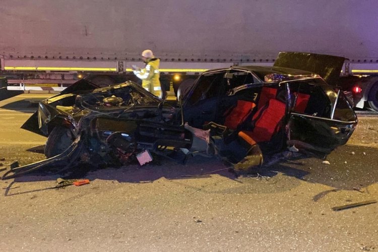 K&uuml;tahya'da otomobil ile tır &ccedil;arpıştı: Otomobil ikiye b&ouml;l&uuml;nd&uuml;