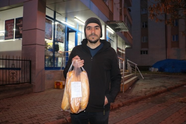 Sivas'ta aldığı ekmeğin hafif olduğunu fark edince şikayet&ccedil;i oldu