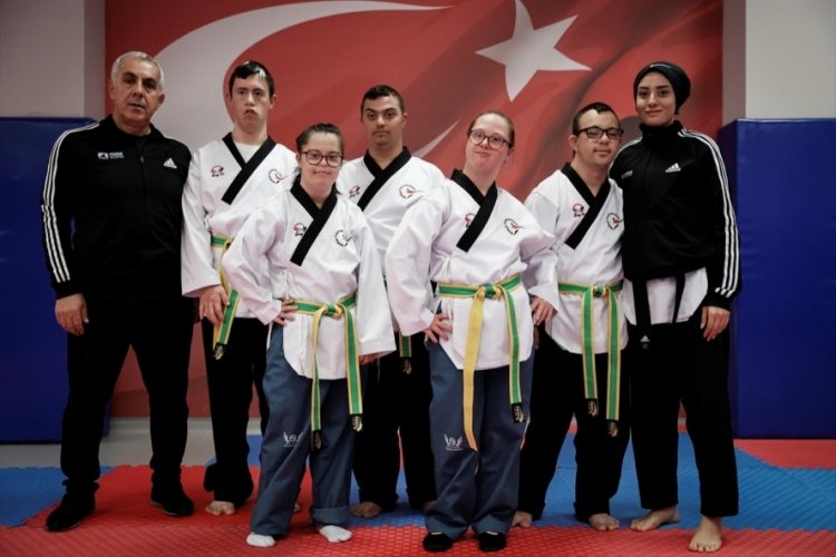 Down sendromlu gen&ccedil;ler tekvando şampiyonluğu i&ccedil;in &ccedil;alışıyor