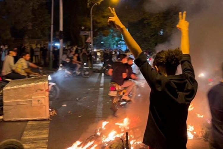 İran Devrim Muhafızları: Protestolarda 300'den fazla kişi &ouml;ld&uuml;