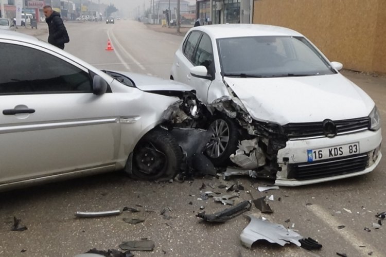 Bursa İneg&ouml;l'de iki otomobil &ccedil;arpıştı