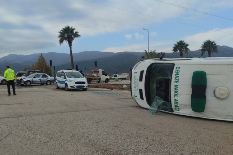 Gaziantep'te cenaze aracı otomobil ile &ccedil;arpıştı