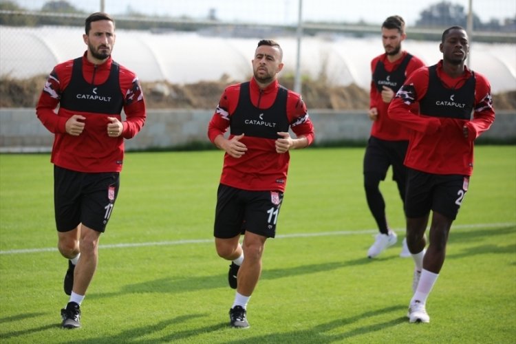 Sivasspor'un Antalya kampı s&uuml;r&uuml;yor