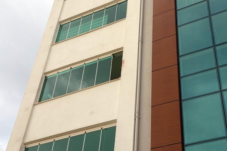 Bolu'da yengesini bı&ccedil;aklayıp 3'&uuml;nc&uuml; kattan atladı