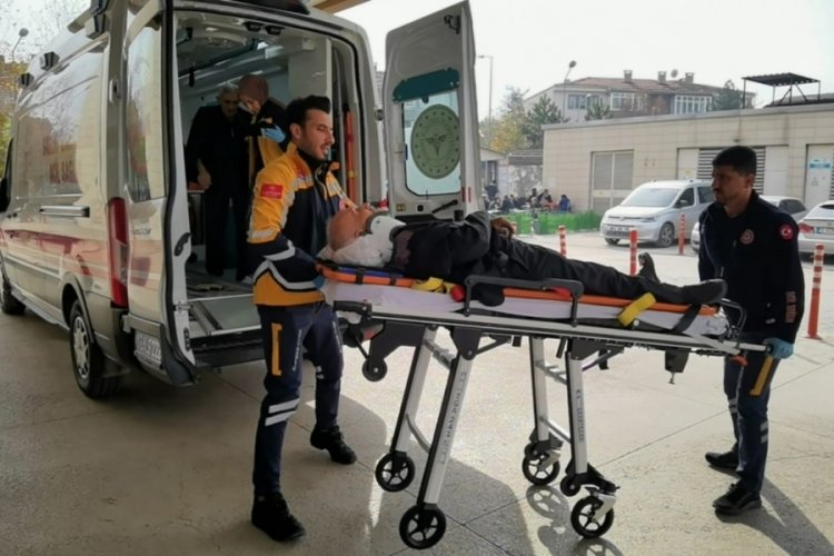 Bursa'da d&ouml;n&uuml;ş yapan otomobile yandan &ccedil;arpı: 3 yaralı