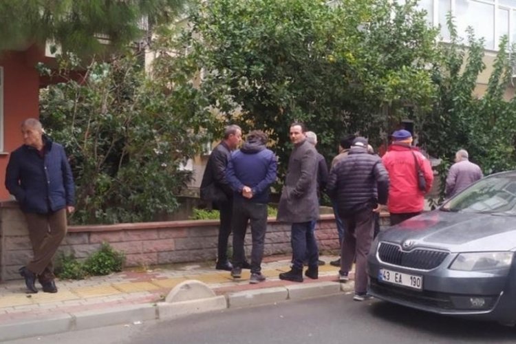 İstanbul'da arkadaşlarının uyarılarını dinlemedi &ccedil;atıdan d&uuml;ş&uuml;p &ouml;ld&uuml;