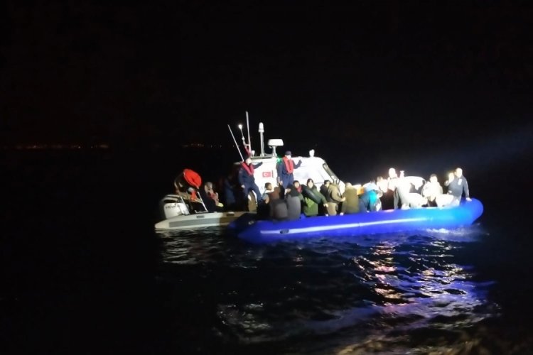 İzmir Dikili'de 42 g&ouml;&ccedil;men yakalandı, 37 g&ouml;&ccedil;men kurtarıldı
