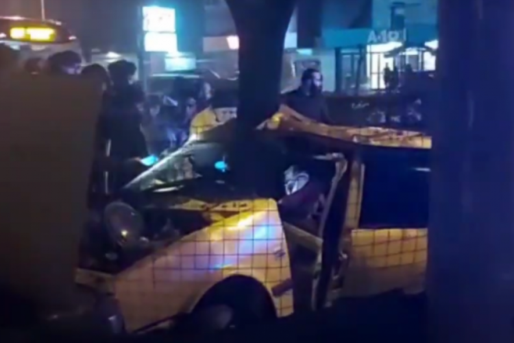 Bursa'da kontrolden &ccedil;ıkan ara&ccedil; ağaca &ccedil;arpıp ikiye katlandı: 2 yaralı