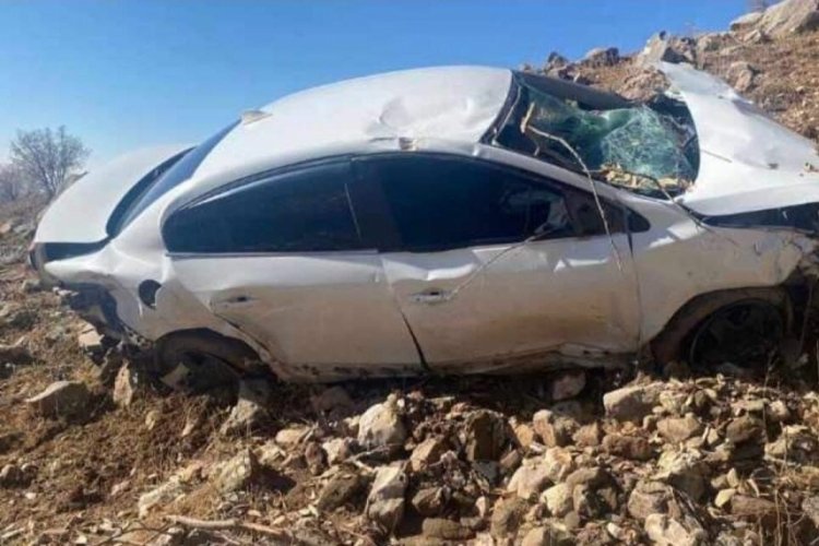 Batman'da baba ile oğlu hurdaya d&ouml;nen ara&ccedil;tan sağ &ccedil;ıktı