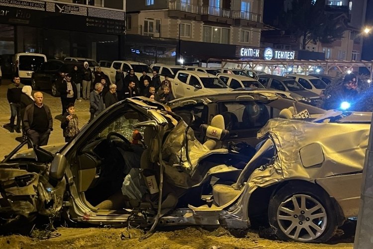 Isparta'da bir ara&ccedil; &ouml;nce tabelaya sonra ağaca &ccedil;arptı
