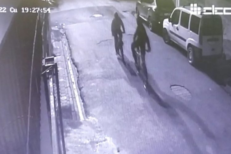 Adana'da başına silah dayadıkları &ccedil;ocuğun bisikletini &ccedil;aldılar
