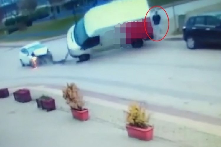 Bursa'da &ccedil;arpışmanın etkisi ile devrilen aracın altında kalmaktan son anda kurtuldu