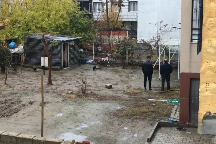 Elazığ'da k&ouml;m&uuml;rl&uuml;ğe giren anne oğlunun cansız bedeni ile karşılaştı