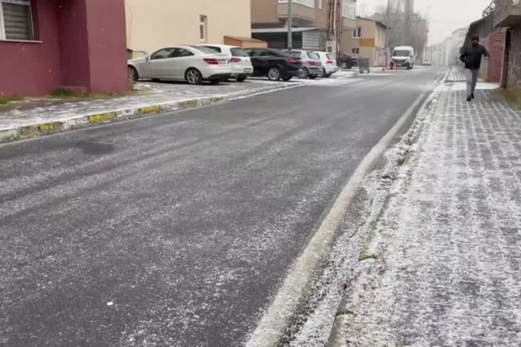 Ardahan ve Kars'ta etkili olan kar, etrafı beyaza b&uuml;r&uuml;d&uuml;
