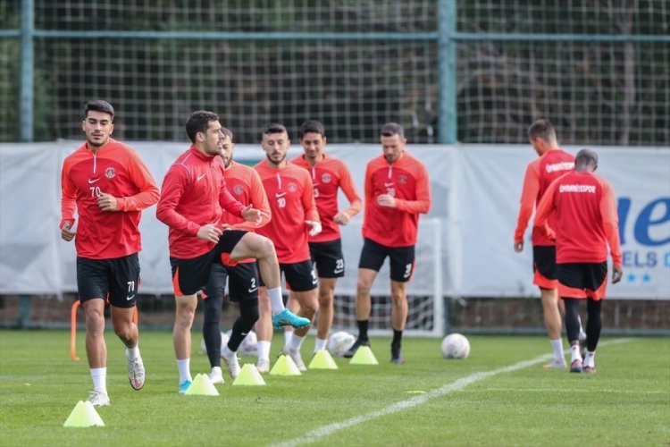 &Uuml;mraniyespor, Antalya'da hazırlıklarını s&uuml;rd&uuml;rd&uuml;
