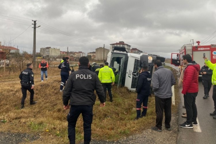 Tekirdağ'da şarampole devrilen beton mikserinden s&uuml;r&uuml;c&uuml;y&uuml; itfaiye kurtardı