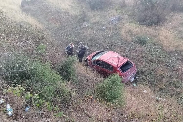 Bursa'da şarampole yuvarlanan ara&ccedil;ta anne ve oğlu &ouml;l&uuml;mden d&ouml;nd&uuml;
