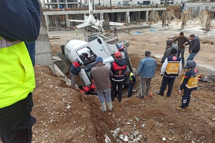 Beton mikserinin altında kaldı! İtfaiye kurtardı