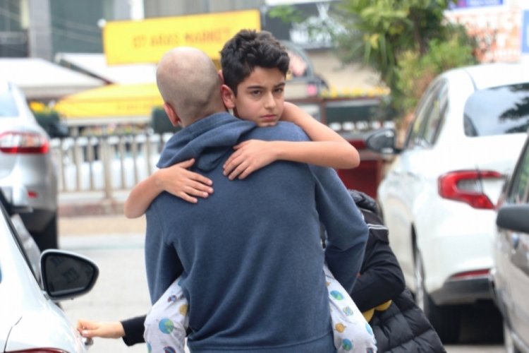 Antalya'da evde mahsur kalan &ccedil;ocuk, komşuların kapıyı balyozla kırmasıyla kurtuldu