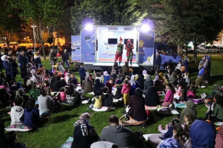 Bursa'da gen&ccedil;ler gezici faaliyet aracı ile eğlenirken &ouml;ğreniyor