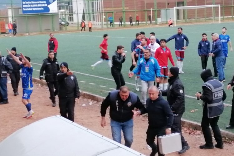 Bursa'da amat&ouml;r lig ma&ccedil;ında 2 kişiyi yaralayan şahıs tutuklandı