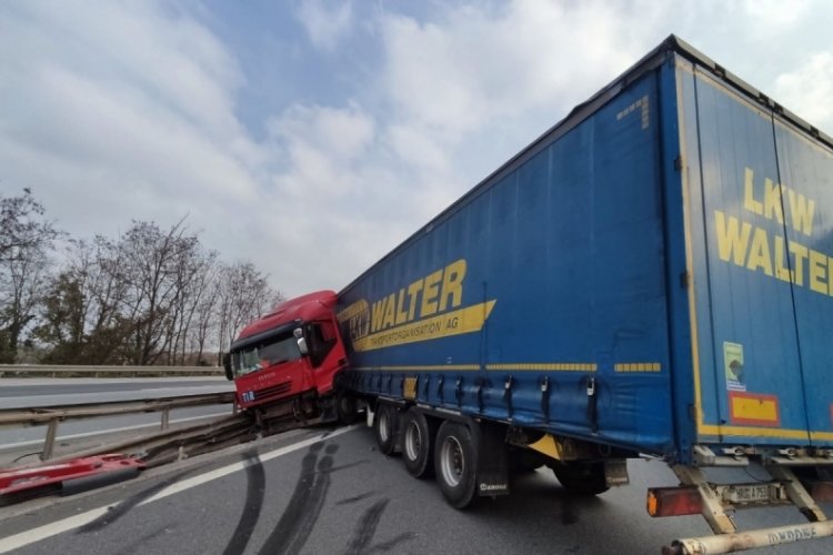 Otoyolda tır makas, bariyerlere &ccedil;arptı