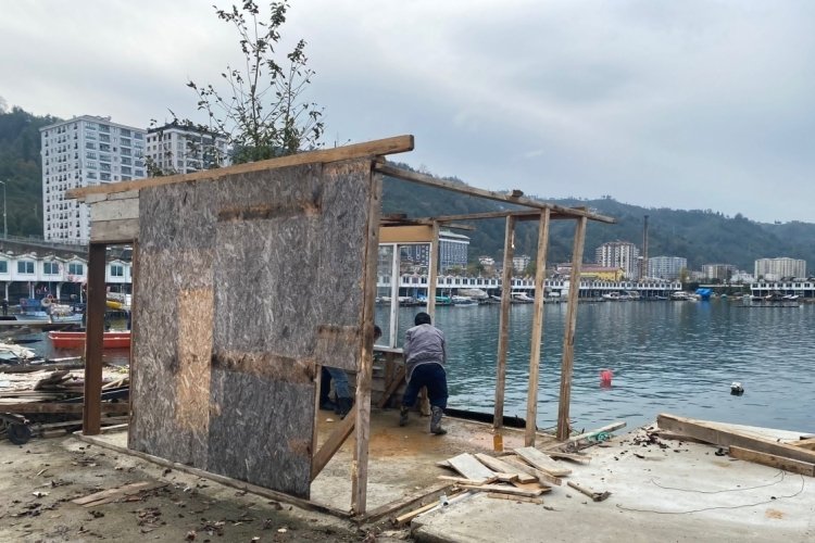 Rize'de ruhsatsız yapılar bir bir yıkılıyor