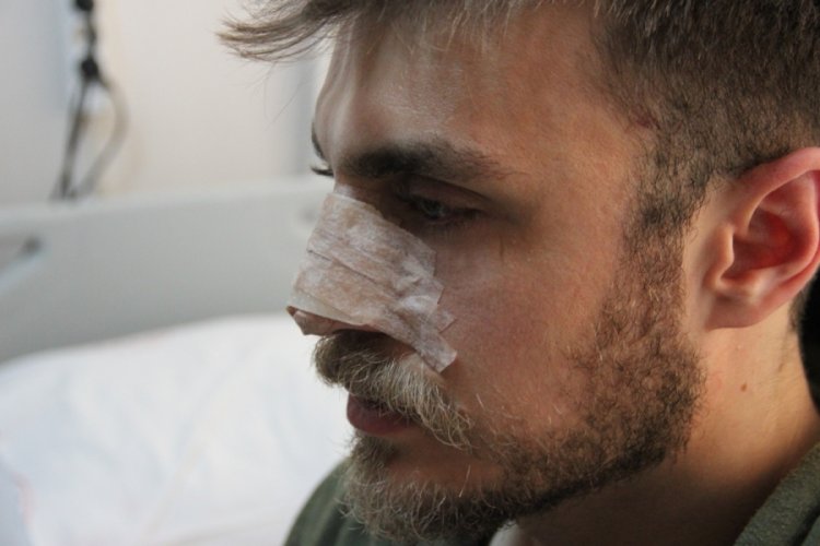 İzmir'de asistan doktora dehşeti yaşattılar: Burnu kırıldı