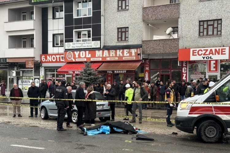 Ağrı'daki feci kaza g&uuml;venlik kamerasına yansıdı: 1 &ouml;l&uuml;