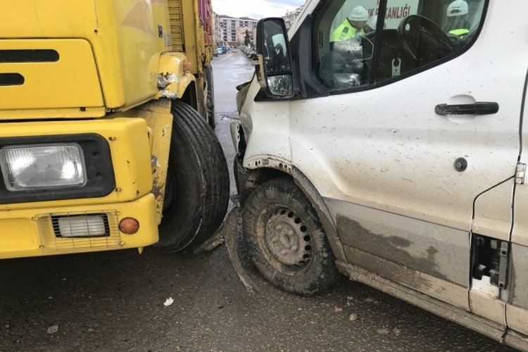 Edirne'de kamyonet s&uuml;r&uuml;c&uuml;s&uuml; kamyona &ccedil;arptı