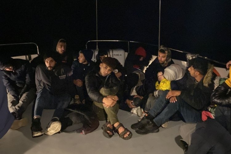 İzmir &Ccedil;eşme a&ccedil;ıklarında 24 g&ouml;&ccedil;men yakalandı