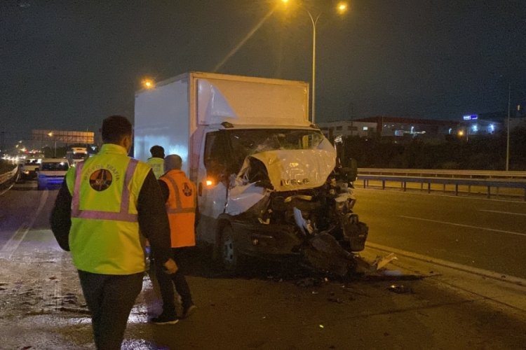 Kocaeli'nde TEM'de tıra &ccedil;arpan kamyonetin s&uuml;r&uuml;c&uuml;s&uuml; yaralandı