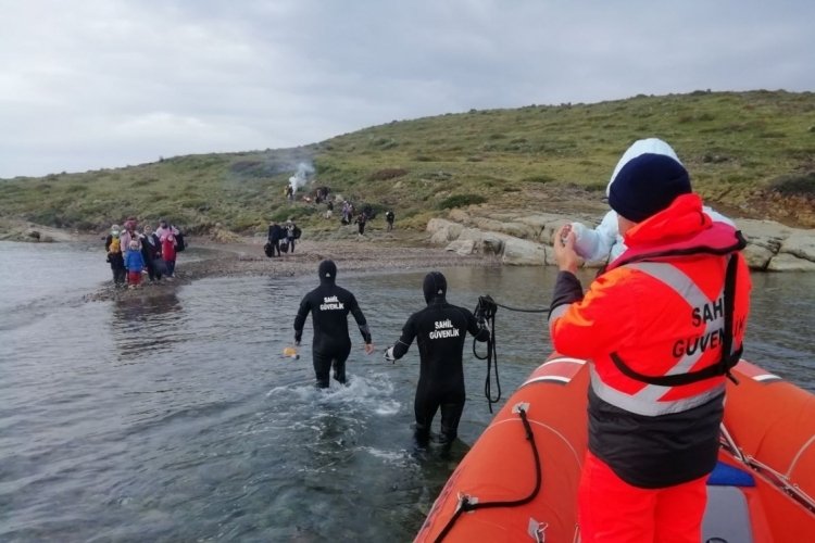Balıkesir Ayvalık'ta 28 g&ouml;&ccedil;men kurtarıldı