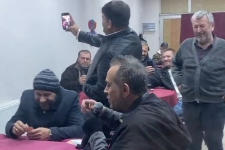 Haluk Levent hem şarkı s&ouml;yledi hem kağıt oynadı