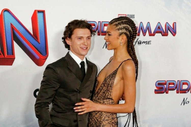 Zendaya ile Tom Holland nişanlandı