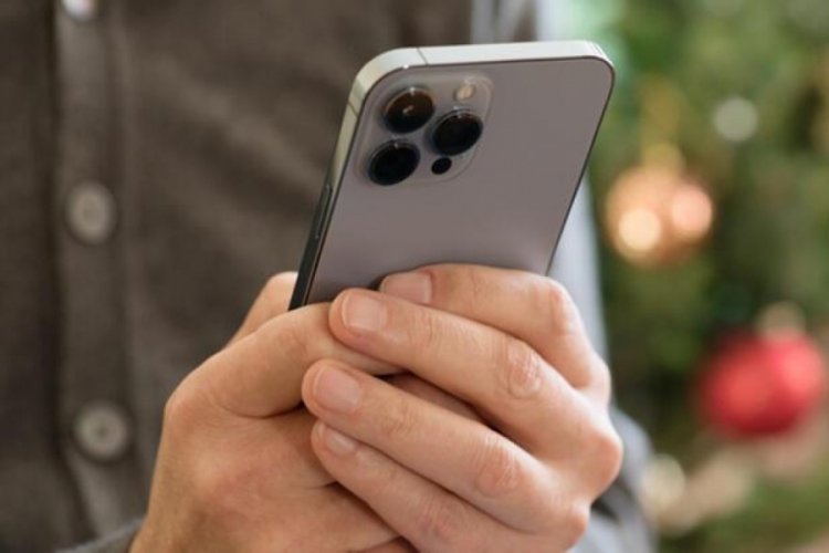 Tek seferde 300 iPhone 13 satın alan adam &ccedil;ıkışta d&ouml;v&uuml;l&uuml;p soyuldu
