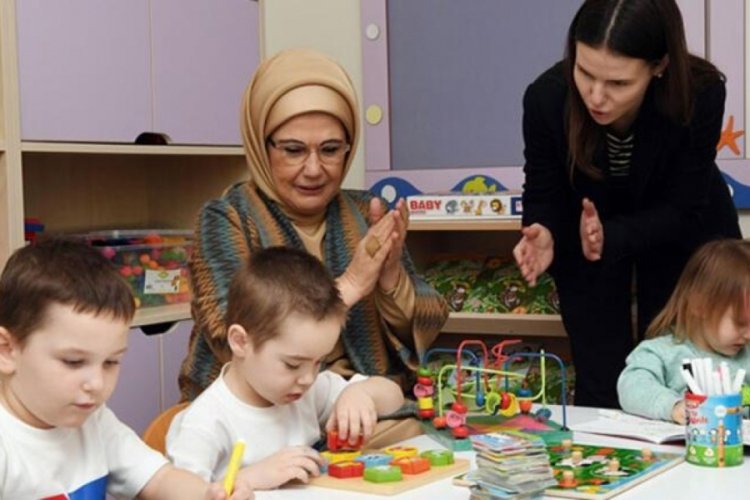 Emine Erdoğan, Ukrayna'dan T&uuml;rkiye'ye getirilen &ccedil;ocuklarla bir arada