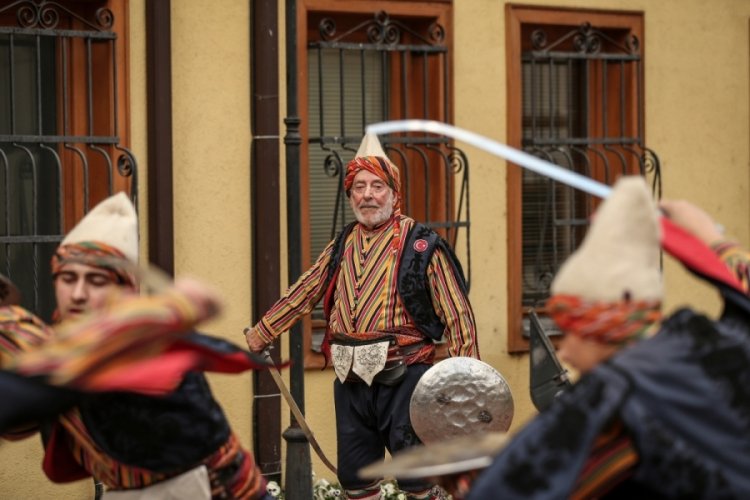 Bursa'da yaşayan 92 yaşındaki Şevket Şardağ, 66 yıldır kılı&ccedil;kalkan oyununu sergiliyor