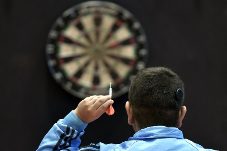 Bursa'da dart şampiyonasında 80 engelli sporcu m&uuml;cadele etti