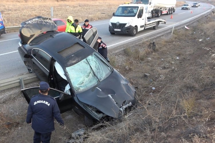 Kırıkkale'de otomobil 150 metre s&uuml;r&uuml;klendi: 2 yaralı