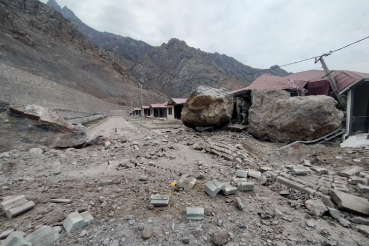 Artvin'de dev kayalar evlerin &uuml;zerine d&uuml;şt&uuml;