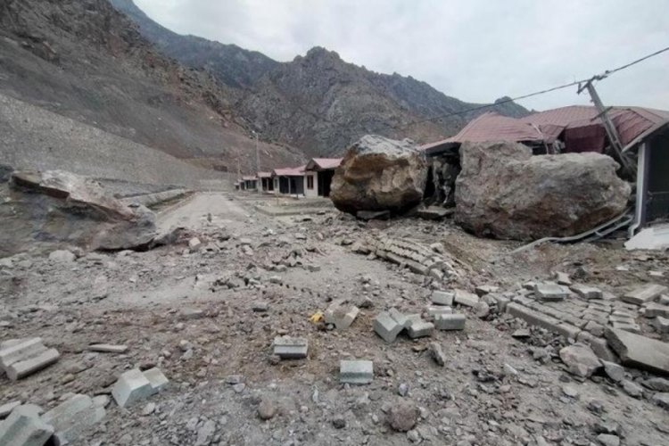Artvin'de yeni evlerinin &uuml;zerine tonlarca ağırlığında kayalar d&uuml;şt&uuml;