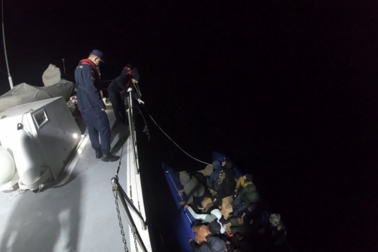 İzmir a&ccedil;ıklarında 43 g&ouml;&ccedil;men kurtarıldı