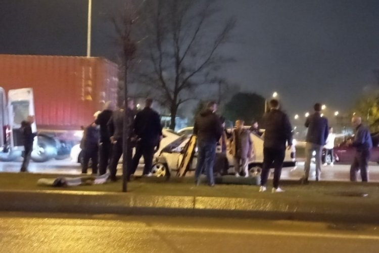 Bursa'da otomobil tıra &ccedil;arptı: 3 yaralı